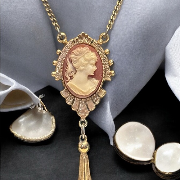 Vintage ART Arthur Pepper Gold Tone Resin Cameo Necklace 15” - Picture 2 of 10